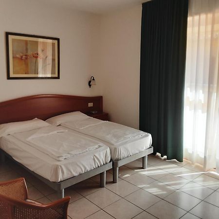 Hotel Florida Лимоне-суль-Гарда Экстерьер фото