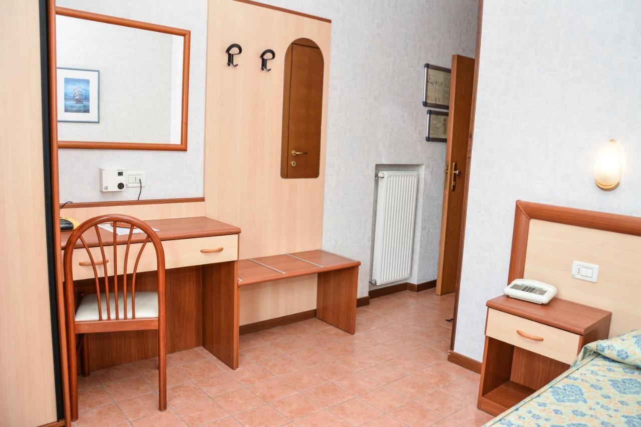 Hotel Florida Лимоне-суль-Гарда Экстерьер фото