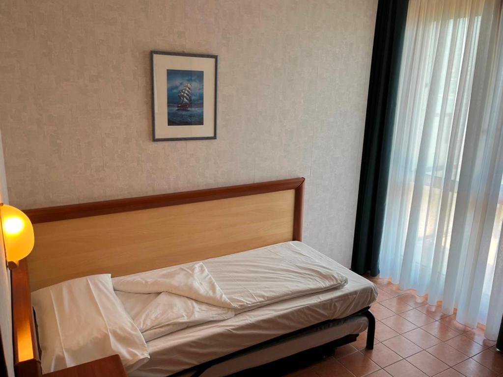 Hotel Florida Лимоне-суль-Гарда Экстерьер фото