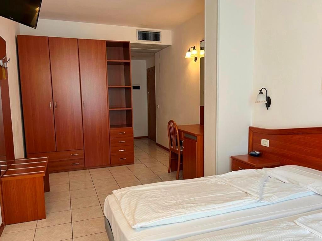 Hotel Florida Лимоне-суль-Гарда Экстерьер фото